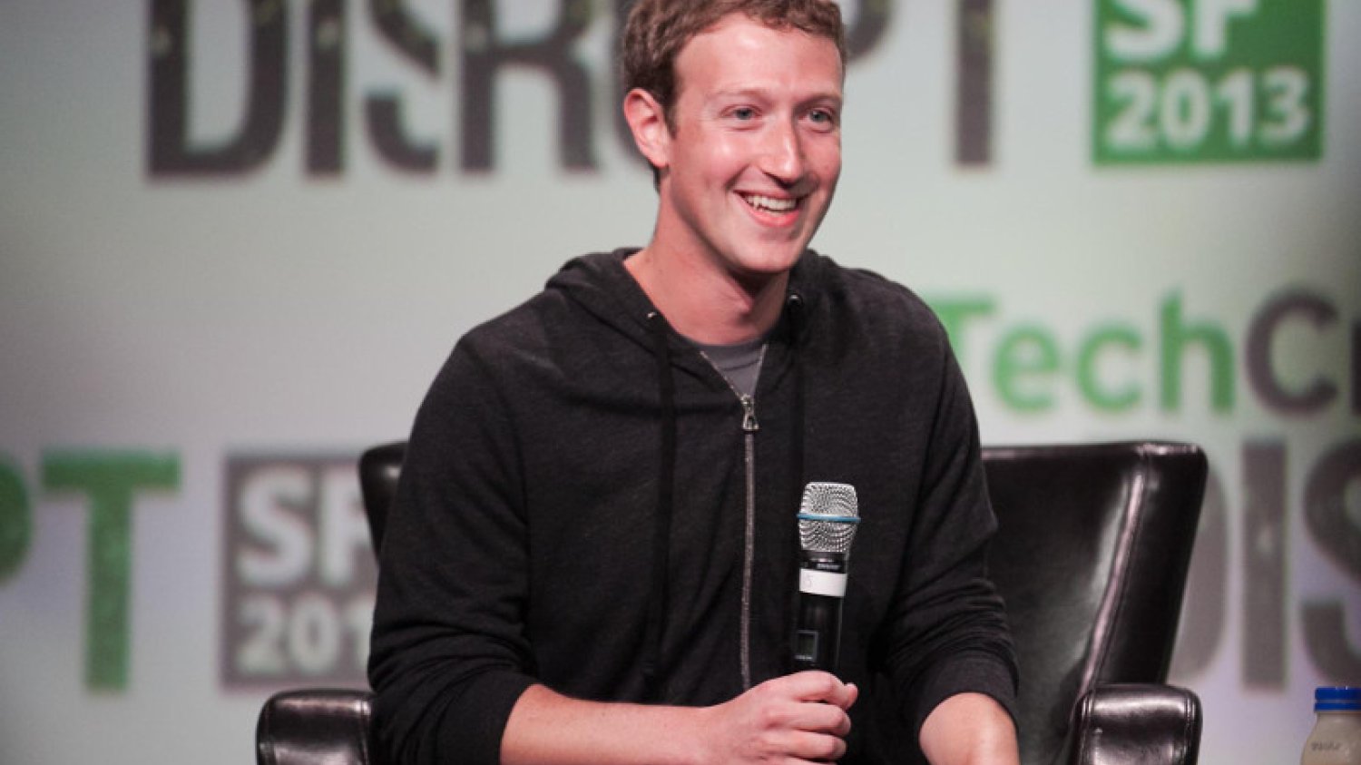 Mark Zuckerberg zamiast wydawać majątek na ekskluzywne ubrania, preferuje luźny T-shirt oraz bluzę z kapturem.