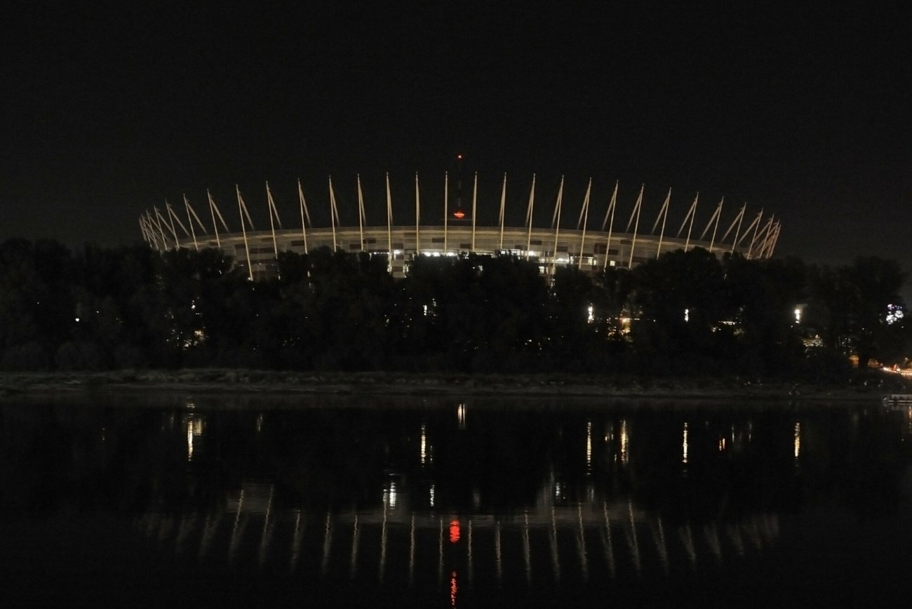 Nieoświetlony Stadion Narodowy w Warszawie