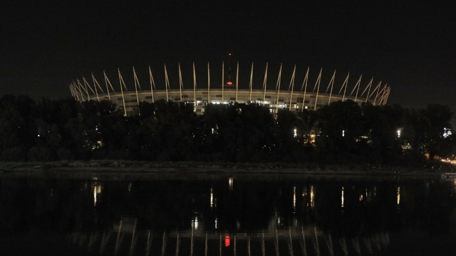 Nieoświetlony Stadion Narodowy w Warszawie