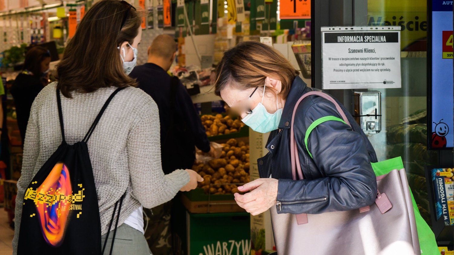 GIS i sanepid prowadzą m.in. w sklepach kontrole dotyczące przestrzegania zasad i obostrzeń sanitarnych.