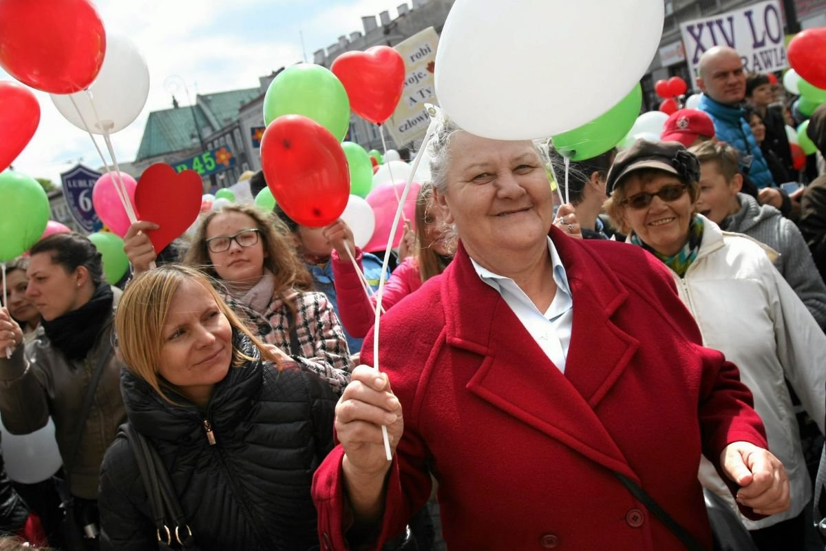 Emeryci i studenci są przeciwni zakazowi handlu w niedzielę.