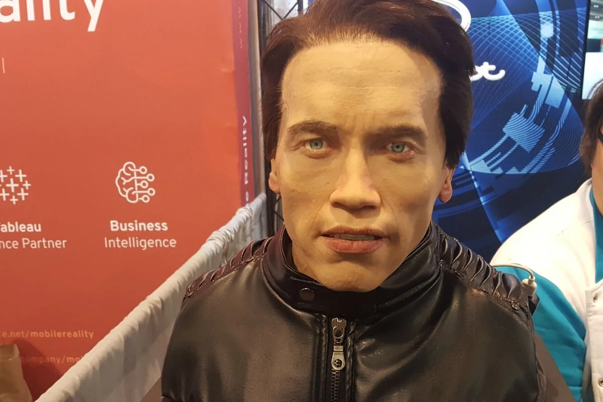 Androidowy Schwarzenegger odwzorowany jest nieźle, ale nie na tyle dobrze żeby nie budzić niepokoju.