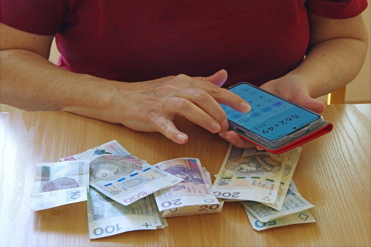 Trzynastki i czternastki ratują budżety. Waloryzacja nie nadążą za inflacją.