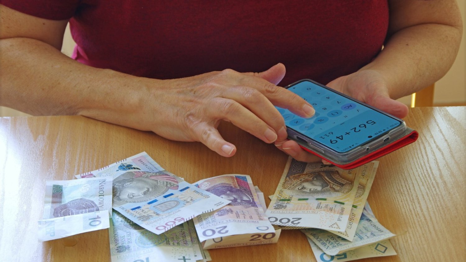 Trzynastki i czternastki ratują budżety. Waloryzacja nie nadążą za inflacją.