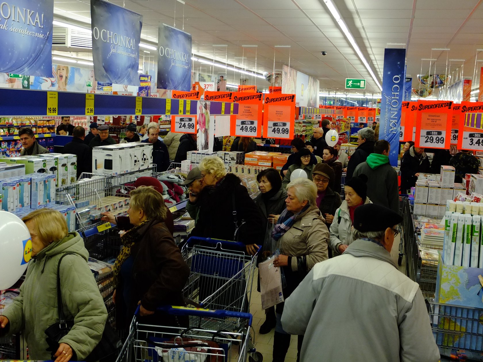 W związku z ustawą o ograniczeniu handlu w niedzielę sklepy będą otwarte krócej w Wielką Sobotę. W Lidlu zrobicie zakupy tylko do 12:30.