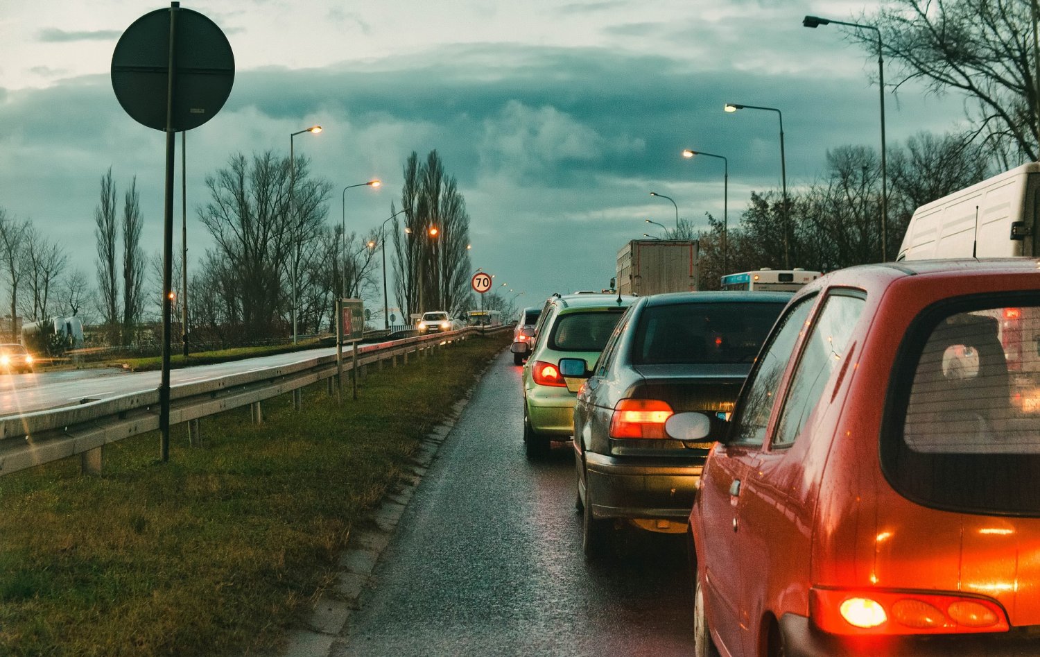 SUV-em jeździ co drugi kierowca. Tymczasem są one bardzo niekorzystne dla naszej planety. Emitują bardzo dużo dwutlenku węgla. Większą emisyjność ma tylko sektor energetyczny.