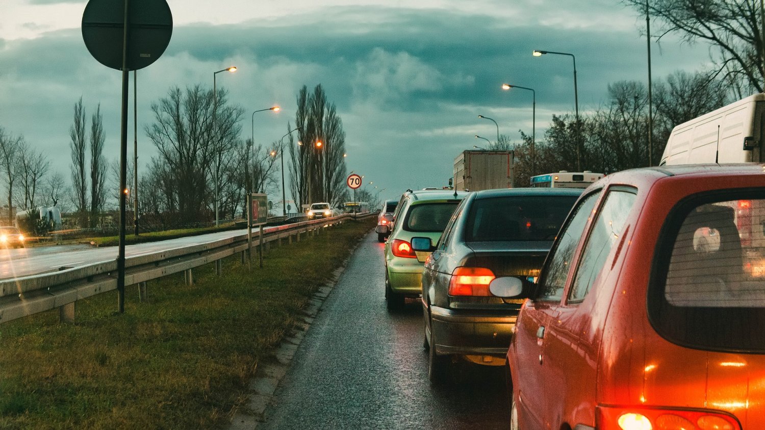 SUV-em jeździ co drugi kierowca. Tymczasem są one bardzo niekorzystne dla naszej planety. Emitują bardzo dużo dwutlenku węgla. Większą emisyjność ma tylko sektor energetyczny.