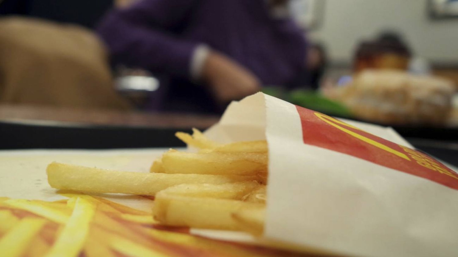 Małe frytki w restauracji McDonald's