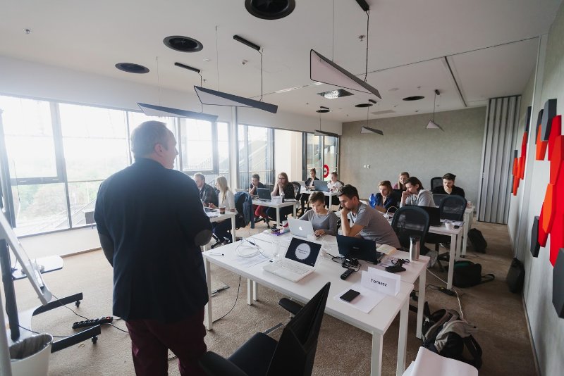 Coders Lab to największa w Polsce szkoła programowania. Podstawowy kurs przewiduje naukę w liczbie 320-360 godzin w trybie dziennym lub weekendowym