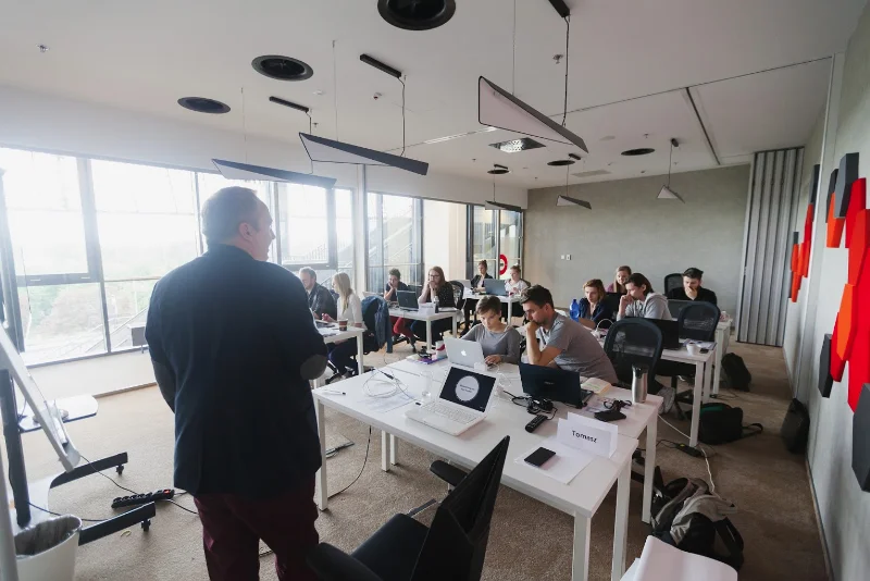 Coders Lab to największa w Polsce szkoła programowania. Podstawowy kurs przewiduje naukę w liczbie 320-360 godzin w trybie dziennym lub weekendowym