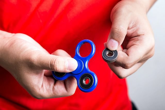 Komisja Europejska ostrzega przez fidget spinnerami. Niektóre z nich mogą być zagrożeniem dla dzieci
