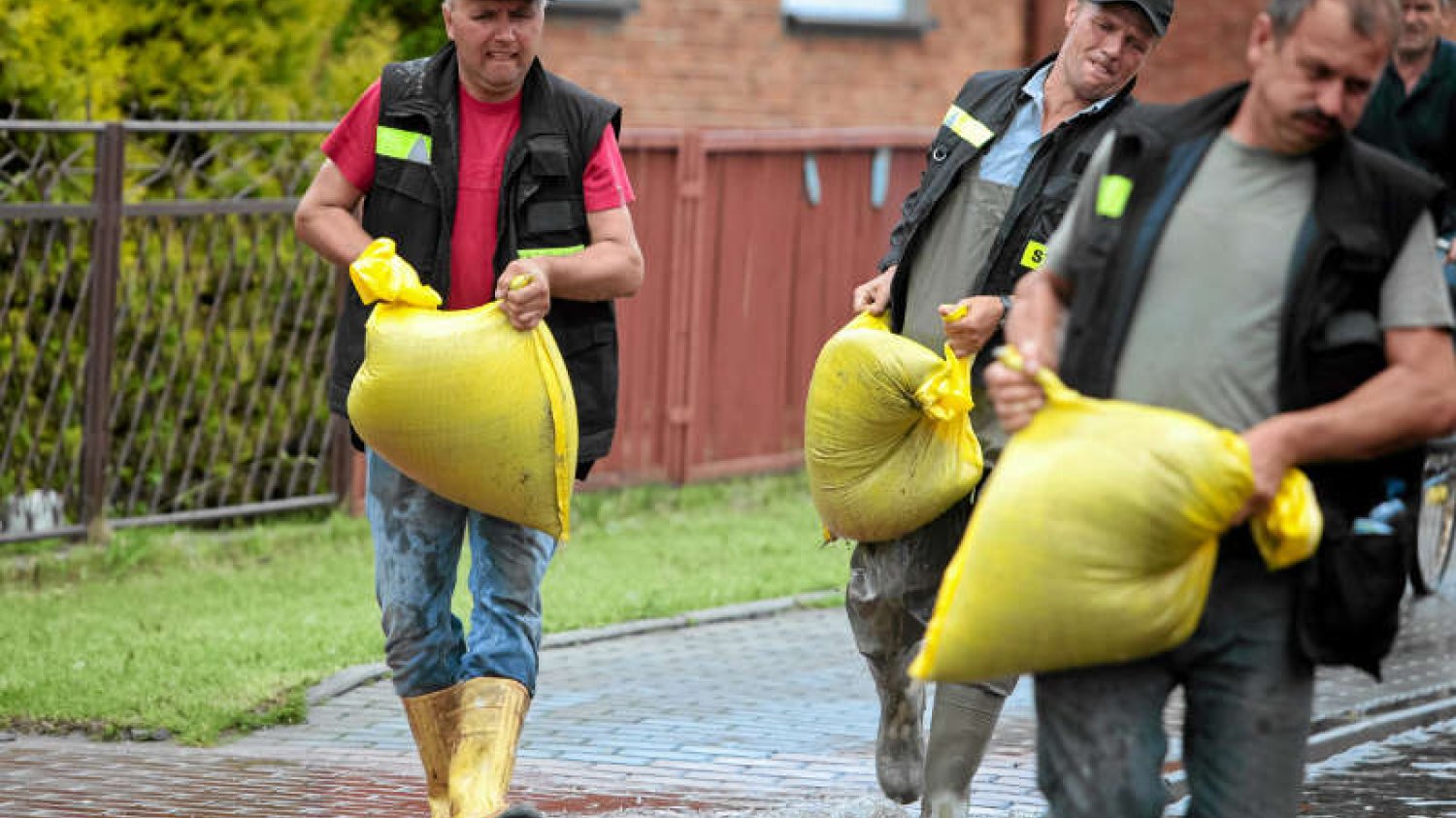 Koniec worków z piaskiem. Polacy opracowali innowacyjny rękaw przeciwpowodziowy. Pozwoli zbudować wał w zaledwie 7,5 minuty.