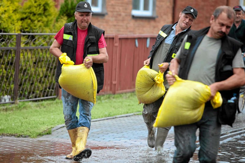 Koniec worków z piaskiem. Polacy opracowali innowacyjny rękaw przeciwpowodziowy. Pozwoli zbudować wał w zaledwie 7,5 minuty.