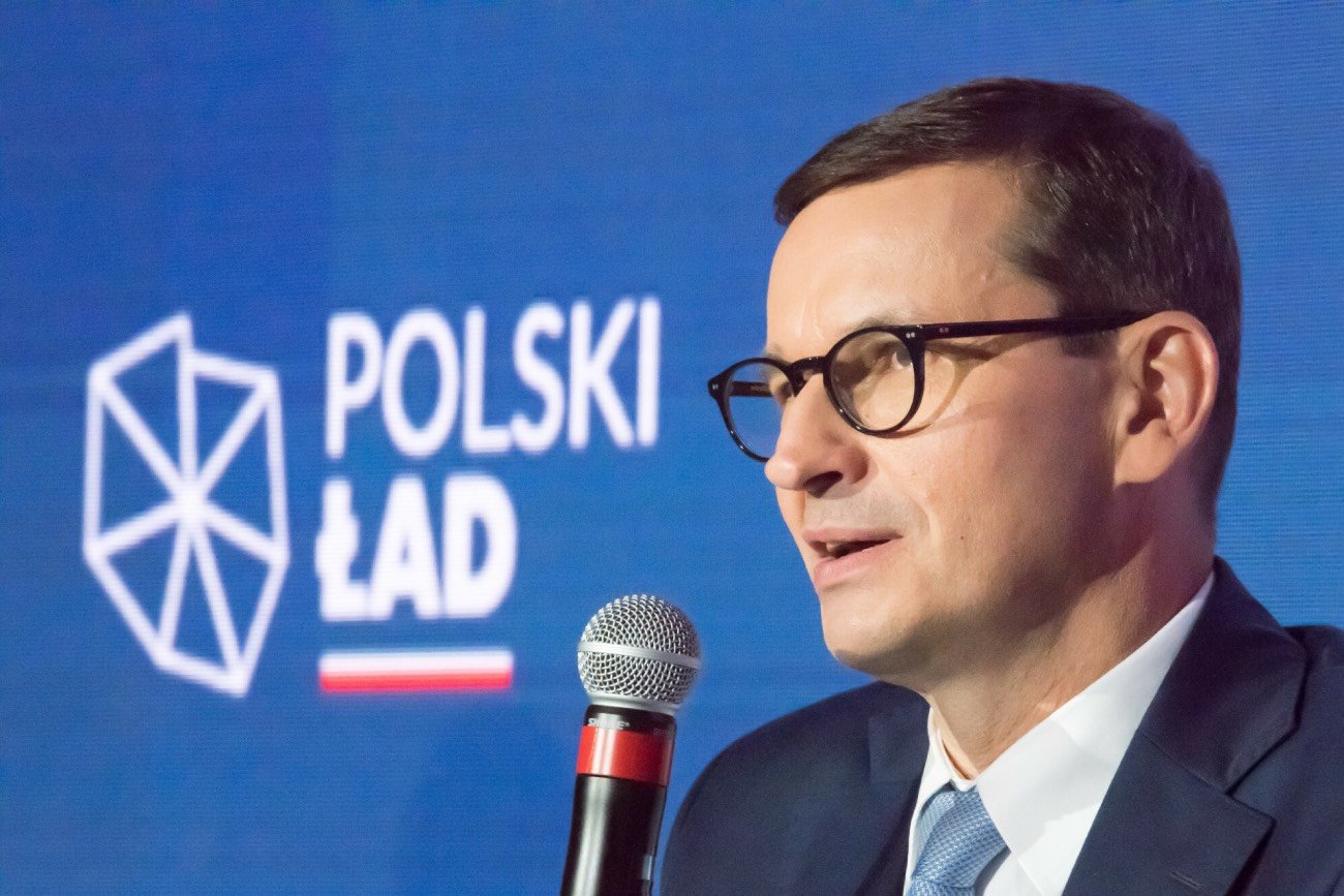 Premier Mateusz Morawiecki, za nim napis "Polski Ład"