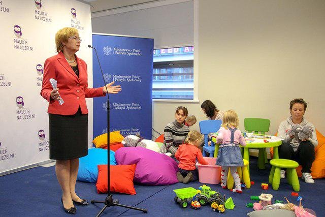 Minister Lena Kolarska-Bobińska chce poprawić sytuację studiujących rodziców.