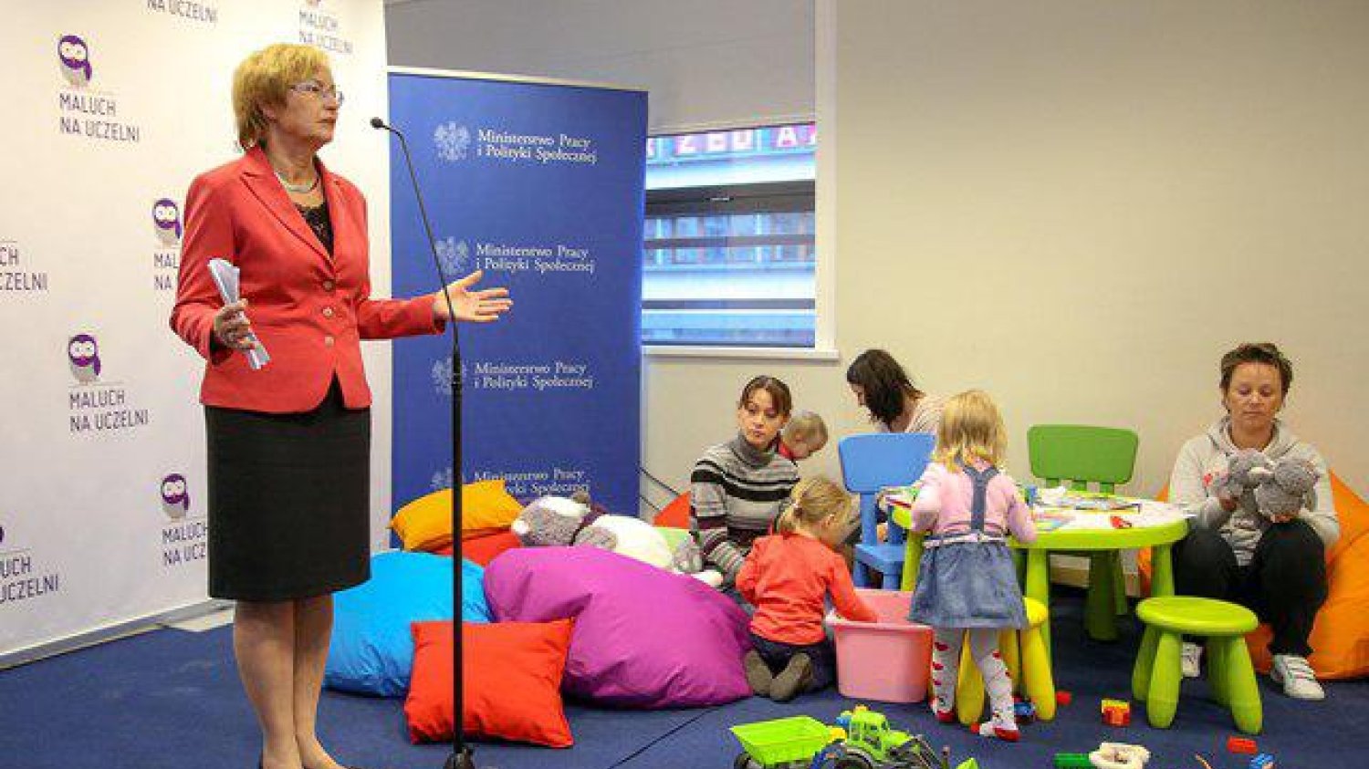 Minister Lena Kolarska-Bobińska chce poprawić sytuację studiujących rodziców.