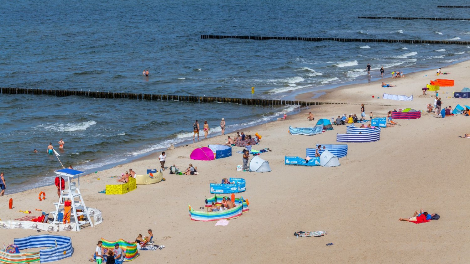 Turyści na plaży.