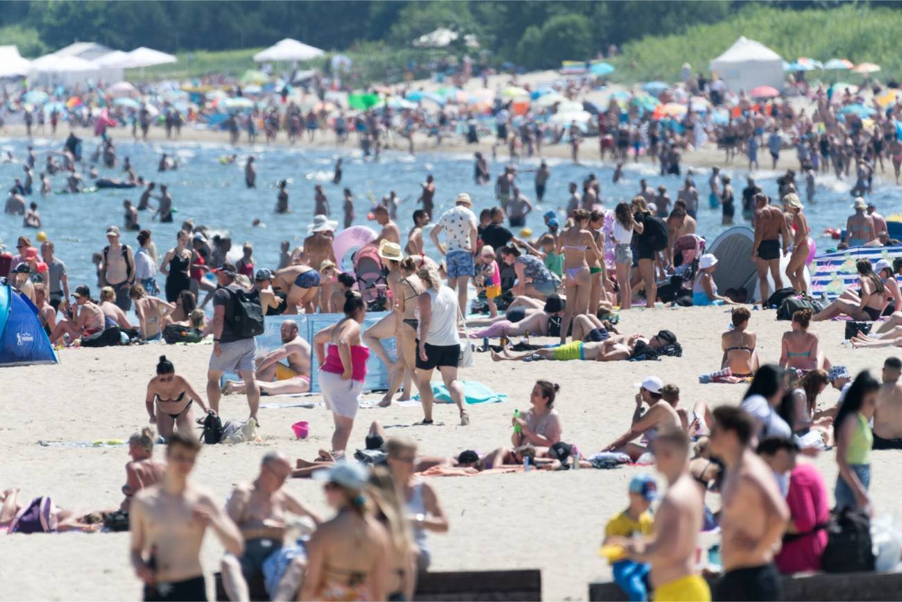 ludzie na plaży w Sopocie