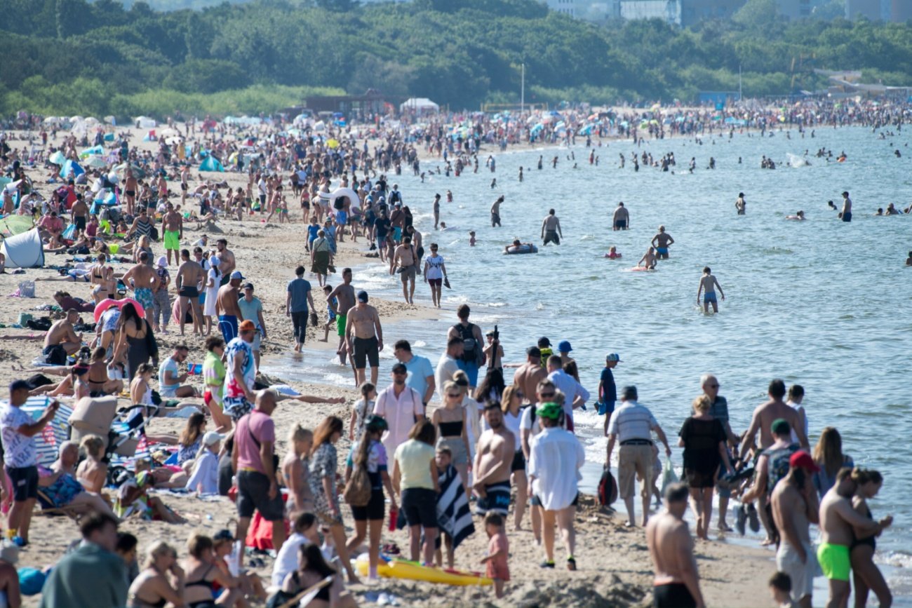 Ludzie na plaży.