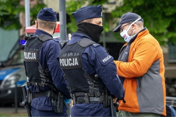 Policja nie miała litości dla warszawiaków.