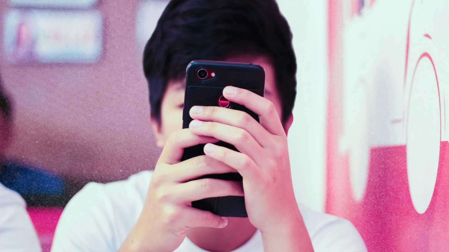 Reżim Kim Dzong Una doprowadził machinę opresji obywateli do absurdu, co potwierdza przemycony niedawno przez granicę kraju smartfon. 