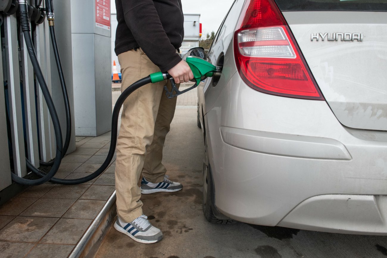 Stacje benzynowe nie wprowadziły jeszcze obniżek cen