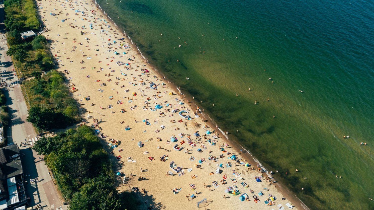 Sopot zaczyna sezon 13 czerwca, a kiedy ruszają kolejne plaże? Startuje polskie el dorado. Plaża w Sopocie.