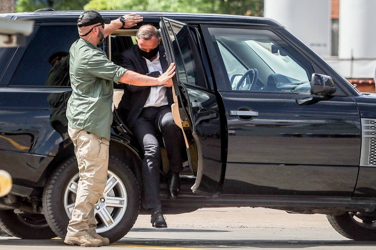 Andrzej Duda wysiada z samochodu.