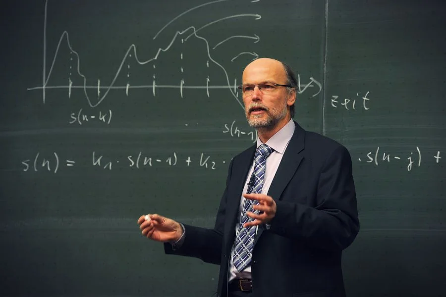 Zdaniem prof. Tomasza Boreckiego, plagiaty znacznie częściej zdarzają się w naukach humanistycznych niż w ścisłych.