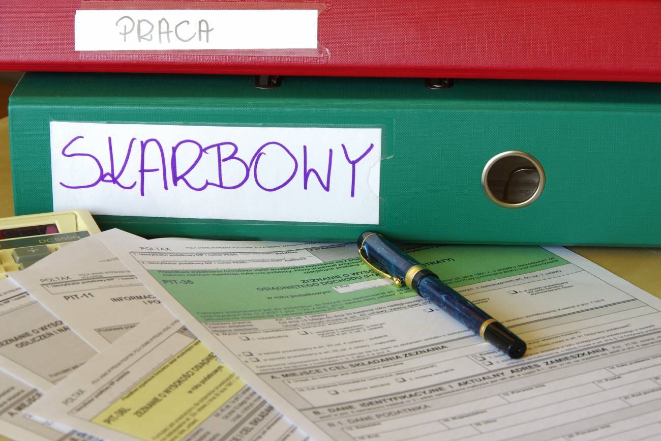 Segregator z napisem "skarbowy".