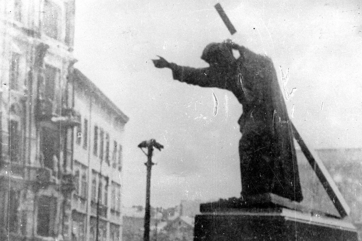 Ocalały posąg Chrystusa przed kościołem Świętego Krzyża. Wrzesień 1944