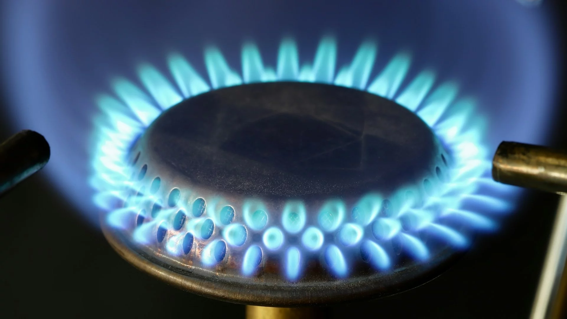 Zapalony palnik gazowy na kuchence. Europa kończy z rosyjskim gazem.