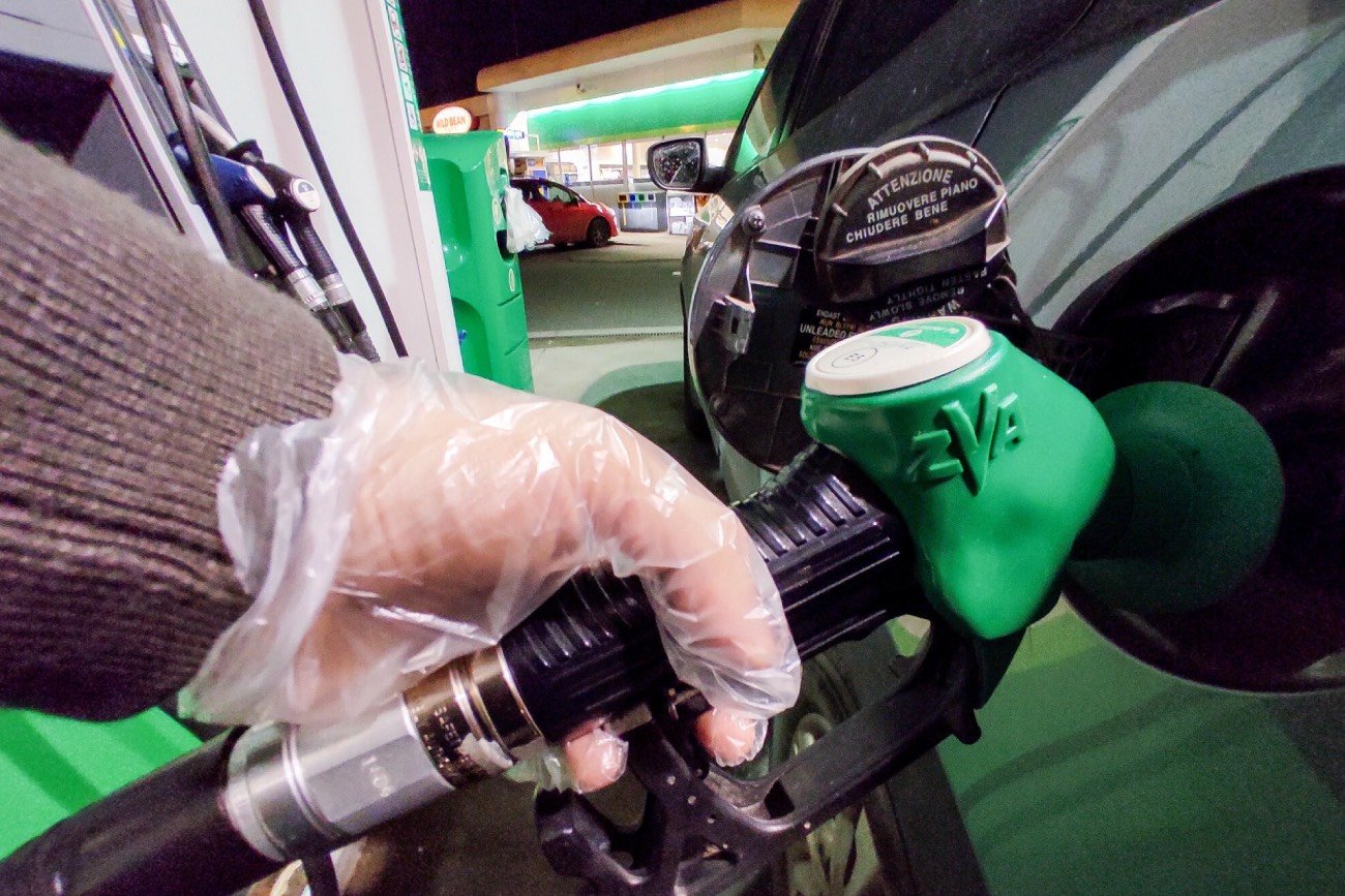 Tankowanie samochodu na stacji benzynowej