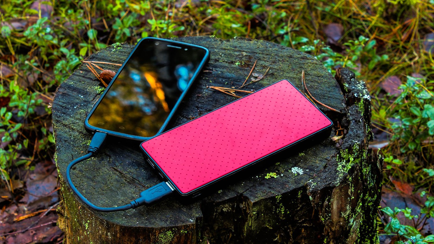 W sieci krąży wiele porad jak ładować smartfon, by bateria służyła nam jak najdłużej. Część z nich to porady bardzo archaiczne lub wręcz bzdury. Zapytaliśmy ekspertów, jak ładować elektronikę z głową.