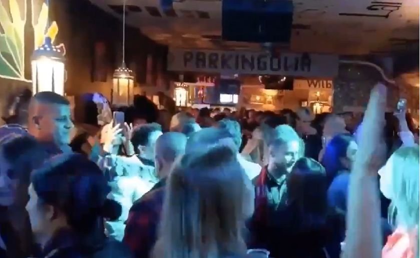 "Surferzy" w oczekiwaniu na trzecią falę.