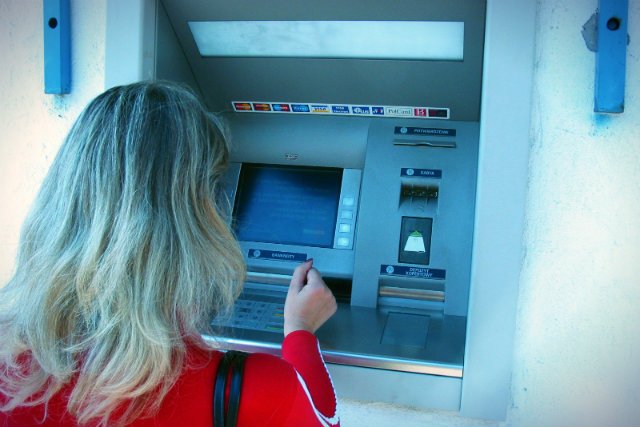 Przez pierwsze półrocze banki wyciągnęły z kieszeni Polaków 8,8 mld złotych