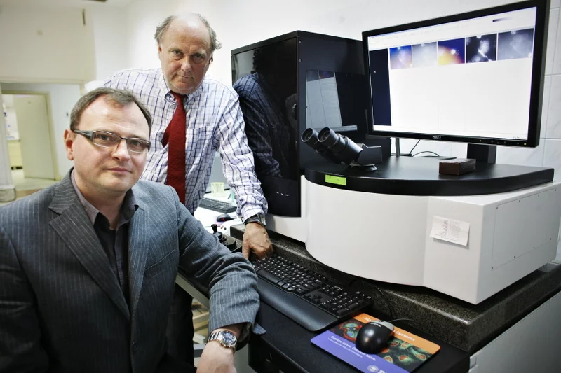 Prof. Marcin Mycko (pierwszy plan) i prof. Krzysztof Selmaj z Uniwersytetu Medycznego w Łodzi, gdzie opracowano innowacyjny sposób leczenia SM.