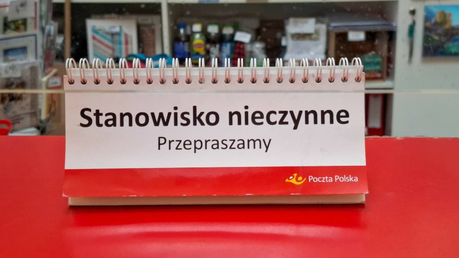 Nieczynne stanowisko w urzędzie pocztowym.