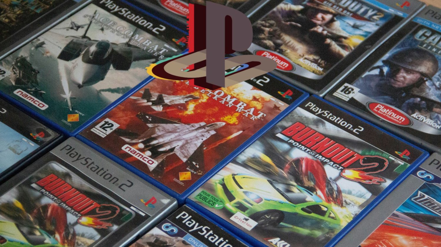 Gry z PlayStation 2 oraz logo PS w nostalgicznych kolorach. Omawiam kultowość PS2 na tle nijakości obecnej generacji konsol i odcinanie kuponów.