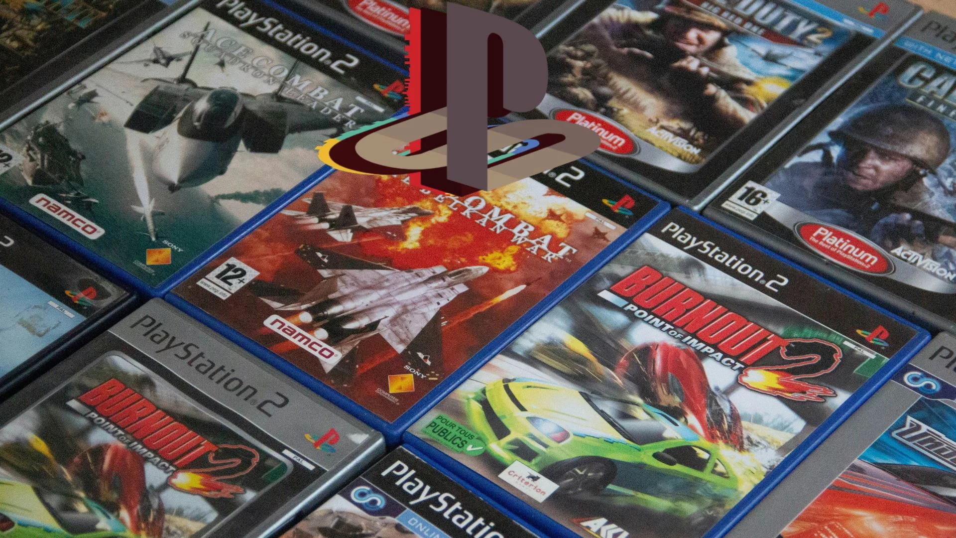 Gry z PlayStation 2 oraz logo PS w nostalgicznych kolorach. Omawiam kultowość PS2 na tle nijakości obecnej generacji konsol i odcinanie kuponów.