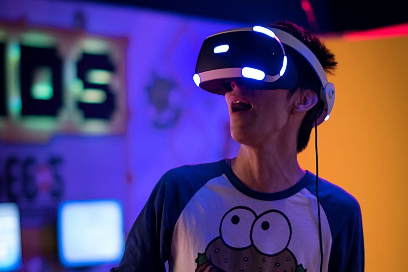 Młody mężczyzna w goglach wirtualnej rzeczywistości.