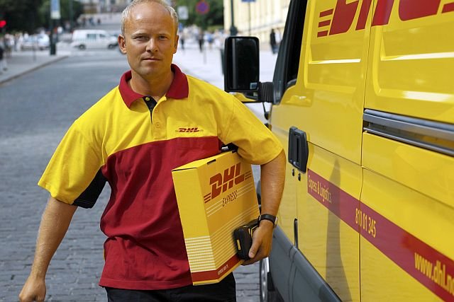 Kurierzy DHL będą dostarczać przesyłki z Allegro również w godzinach 17 - 22.