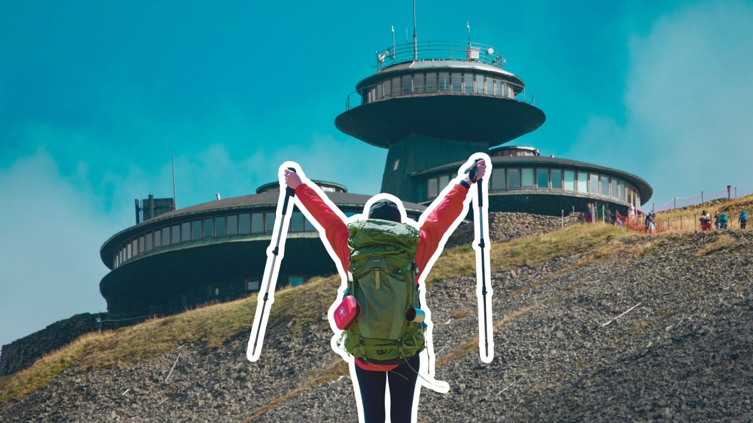 Obserwatorium na Śnieżce i ucieszony turysta z plecakiem. Słynne "UFO" na Śnieżce doczeka się ratunku. Atrakcja wraca do wędrowców