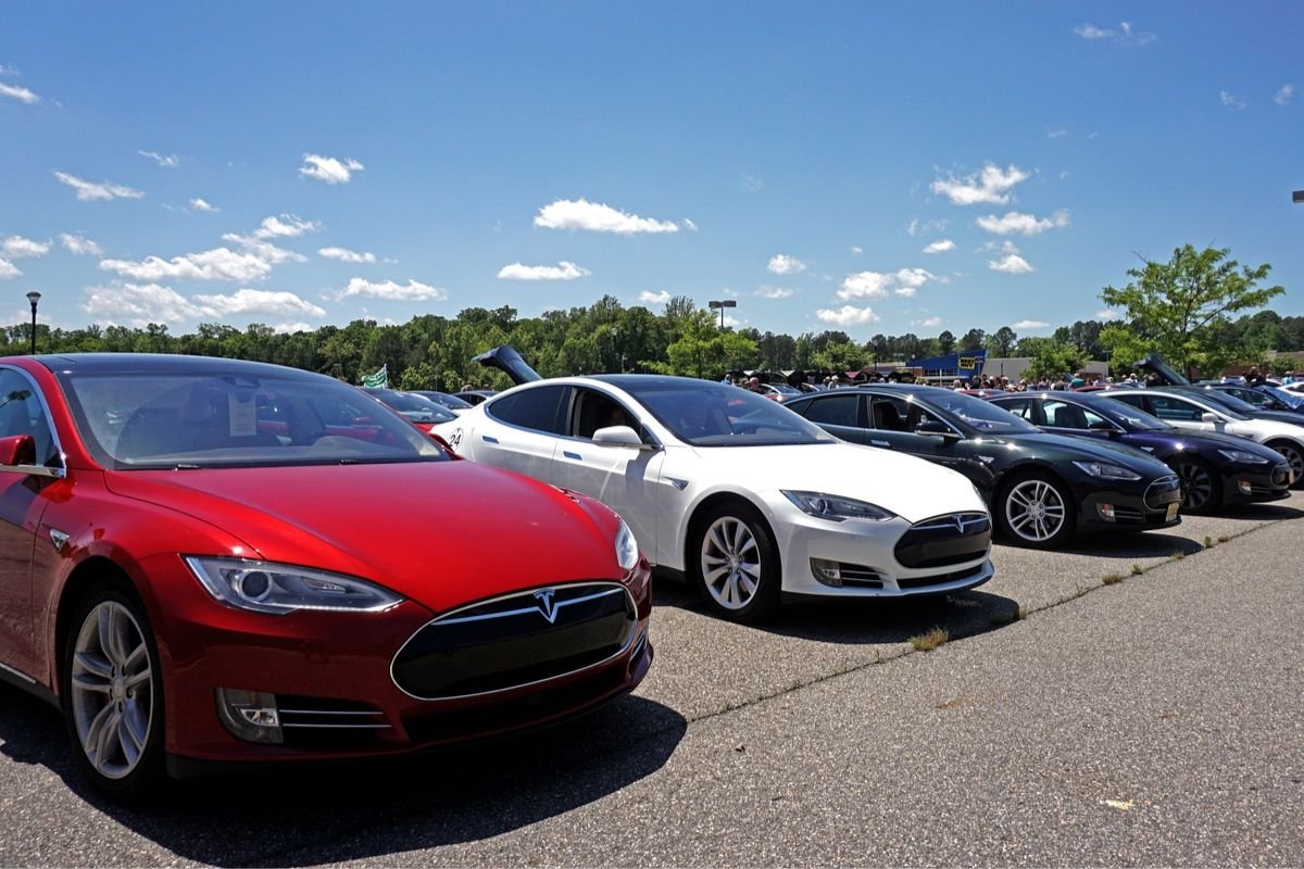 Nowa funkcja Tesli Smart Summon nie jest do końca dopracowana – ostrzegają użytkownicy samochodów.