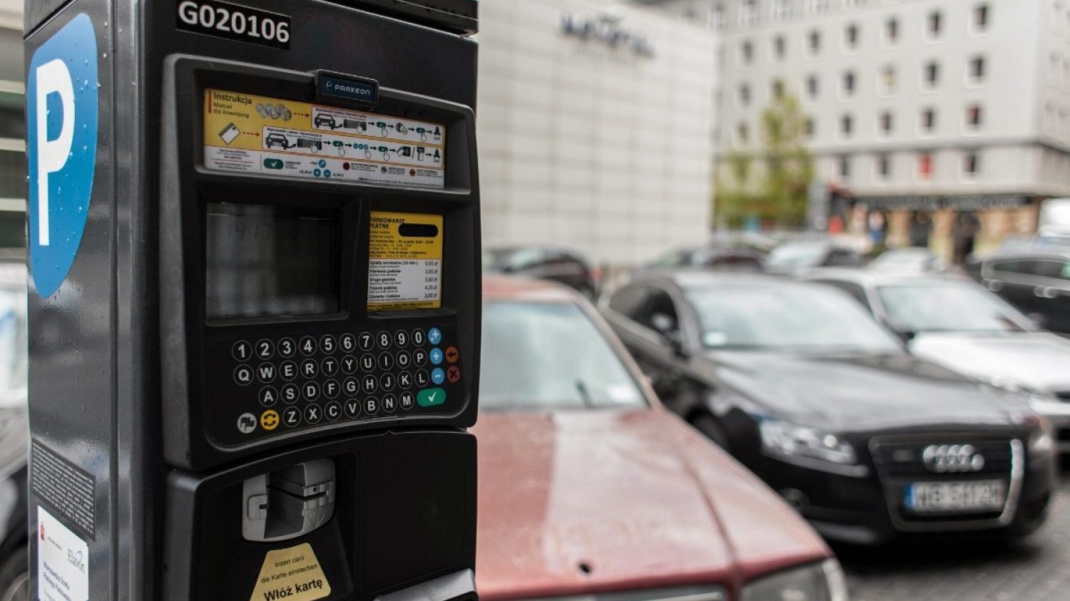 Stołeczni urzędnicy oceniają, że inwestycja w system elektronicznej kontroli strefy płatnego parkowania w Warszawie może zwrócić się nawet w ciągu miesiąca.