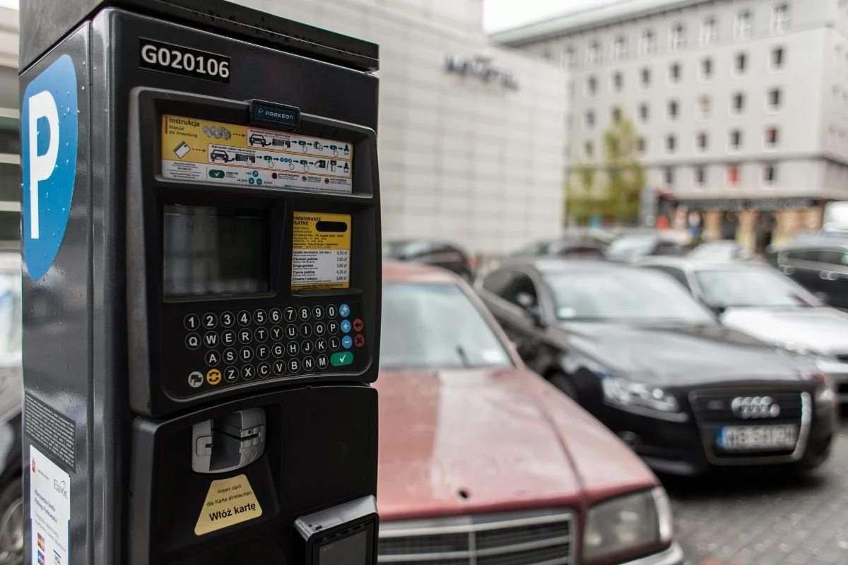 Stołeczni urzędnicy oceniają, że inwestycja w system elektronicznej kontroli strefy płatnego parkowania w Warszawie może zwrócić się nawet w ciągu miesiąca.