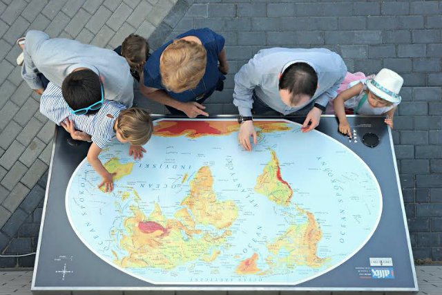 Mapa wyposażona w 255 sensorów dotyku. Po dotknięciu regionu, słyszymy jego nazwę, po dwukrotnym dotknięciu - informacje o regionie