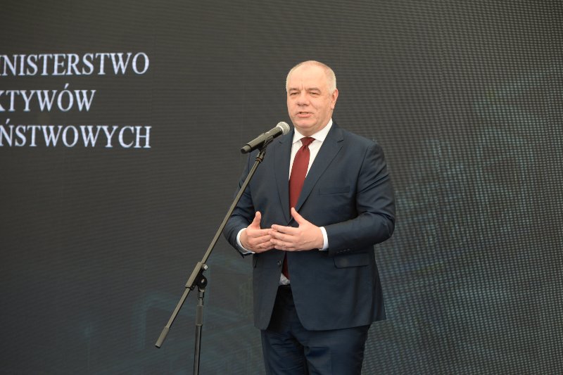 Jacek Sasin dba o swoich współpracowników.