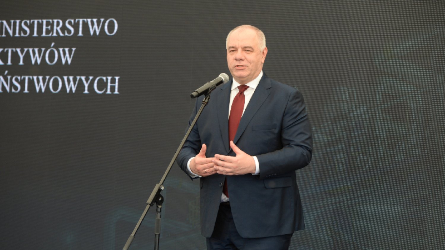 Jacek Sasin dba o swoich współpracowników.