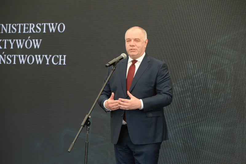 Jacek Sasin dba o swoich współpracowników.